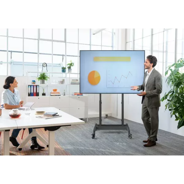 Presentatie met grafiek op groot scherm in kantoorruimte.