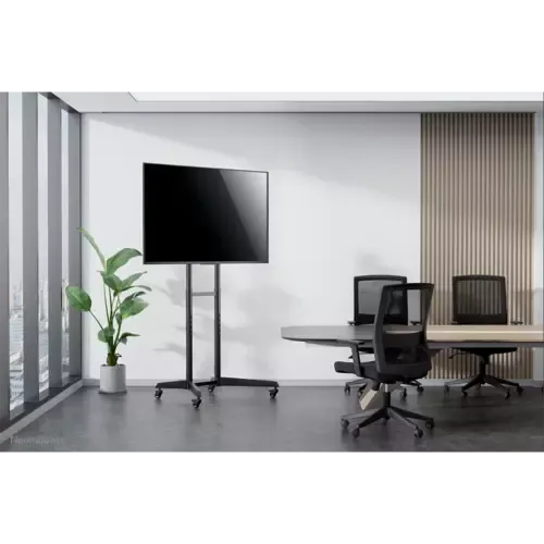 Moderne kantoorkamer met tv-scherm en bureaustoelen.