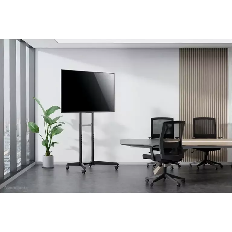 Moderne kantoorkamer met tv-scherm en bureaustoelen.