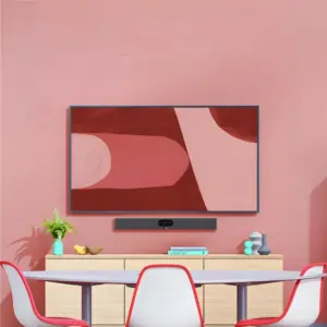 Roze kantoor met vergadertafel en beeldscherm