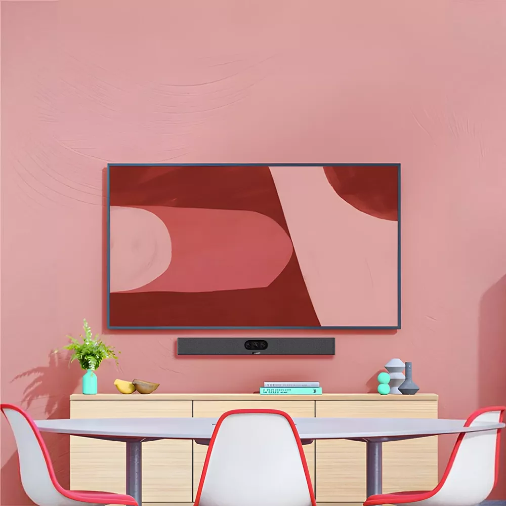 Roze kantoor met vergadertafel en beeldscherm