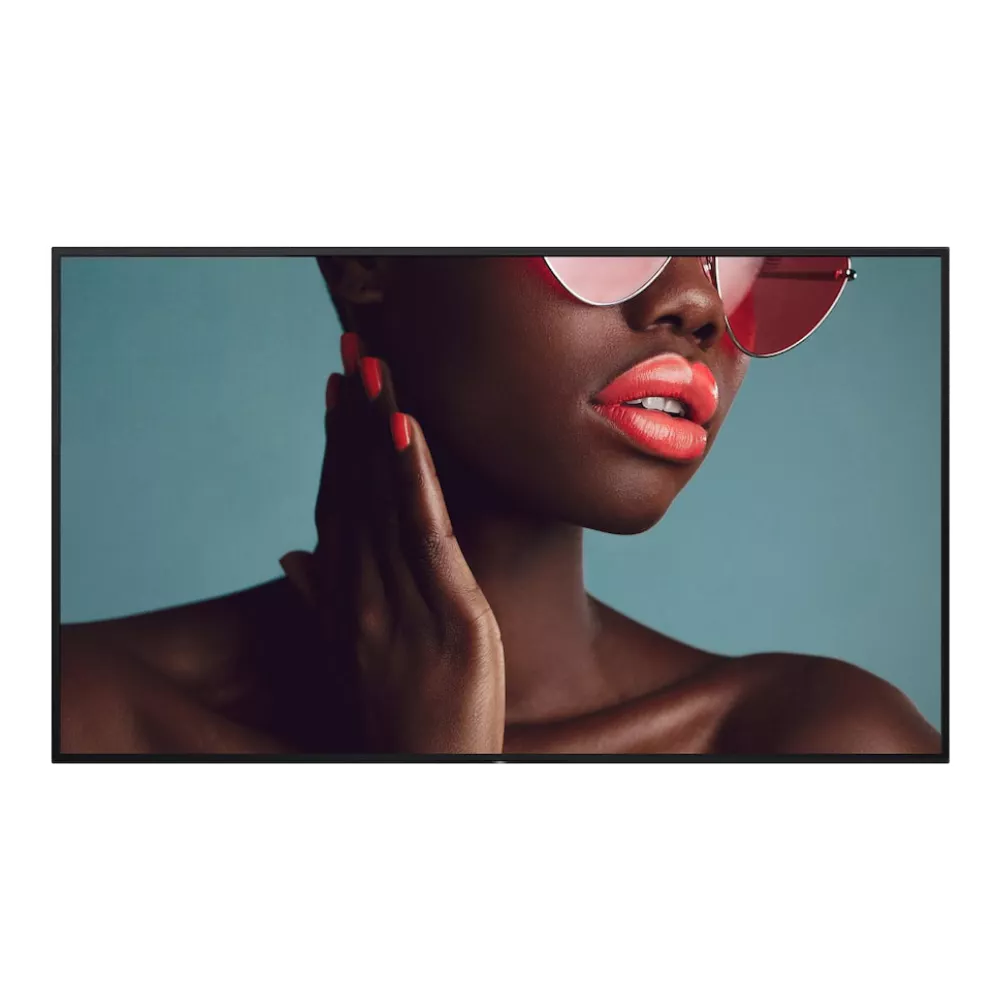 Vrouw met rode lippenstift en roze zonnebril.