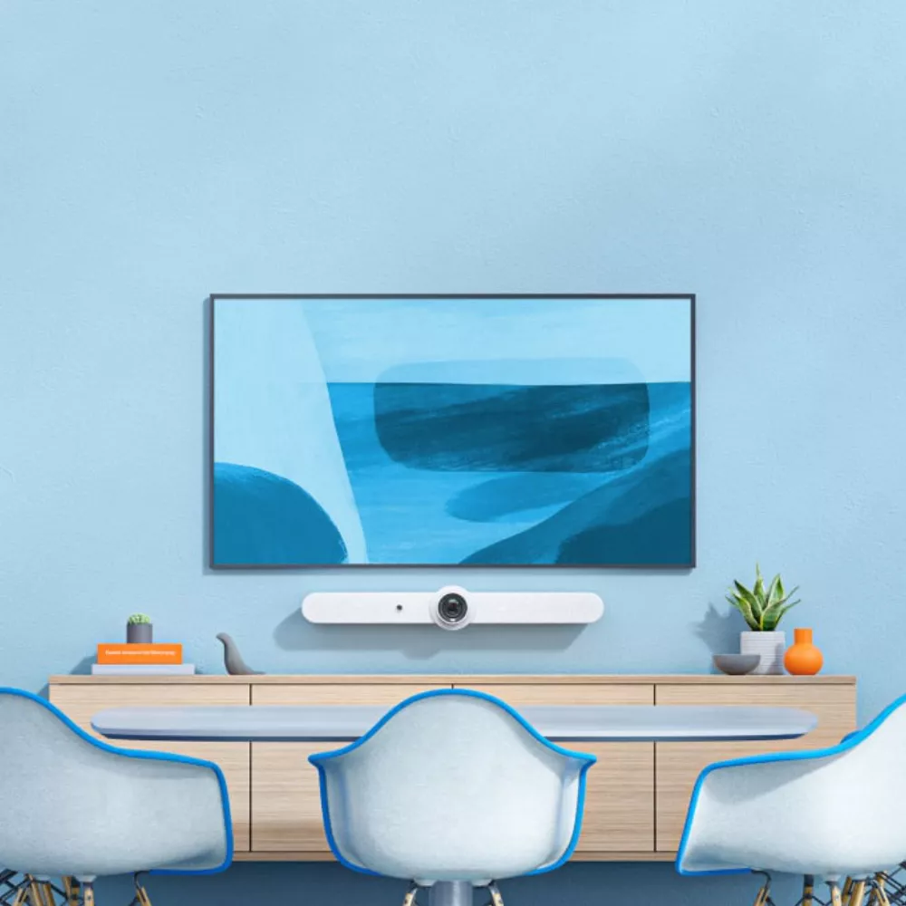 Blauwe vergaderruimte met scherm en videoconferentiecamera