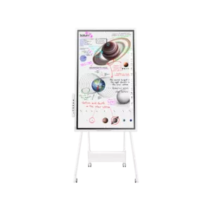 Smartboard met tekeningen van planeten en ruimte