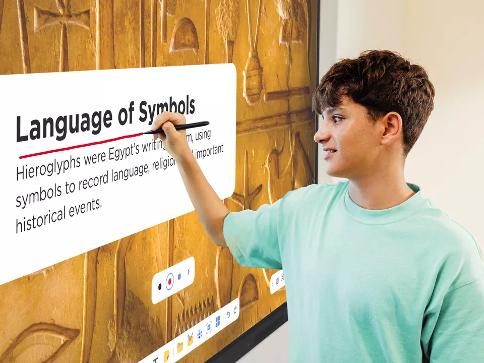Schrijven met pen en handpalm op het ViewSonic IFP35 touchscreen
